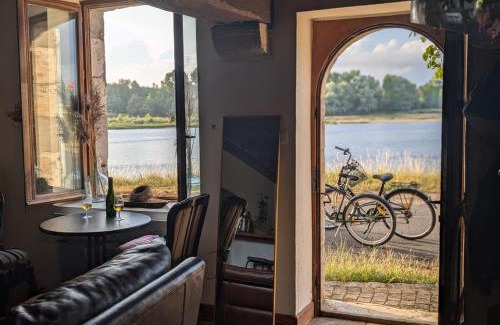 Sully-sur-Loire House | Maison de marinier les pieds dans l'eau face à la Loire