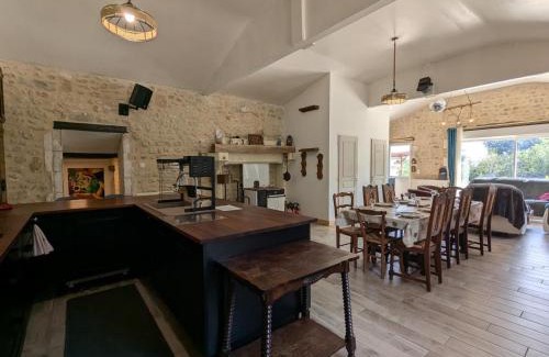 Magnac-Lavalette-Villars House | Maison familiale avec piscine privée et jardin pour 11 pers - FR-1-653-265