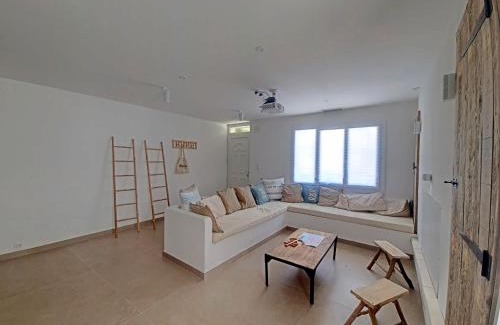 Saintes-Maries-de-la-Mer House | Maison tradition. rénovée, 3 min de la plage, idéale pour 9 pers. - FR-1-475-215