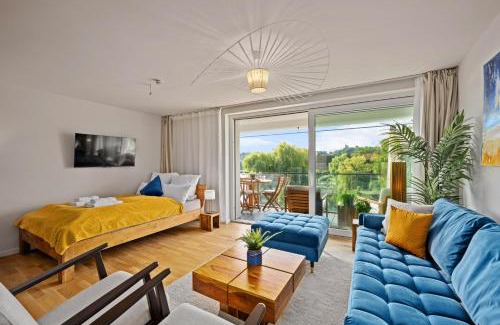 Moelln Apartment | MAISUITES Eisvogel - Zentrale Luxuswohnung mit direktem Seeblick I Bis 4 Personen I Premiumküche I Boxspringbett I Kaffeevollautomat I Parkplatz I Barrierearm & Aufzug