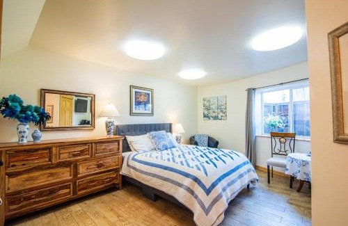 Knik-Fairview House | Majestic View Roundhouse - Relax Room