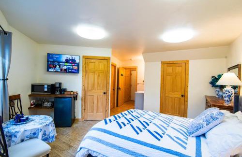 Knik-Fairview House | Majestic View Roundhouse - Relax Room