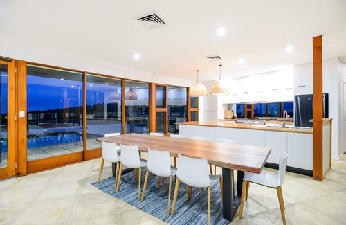 Middleton House | Makai Luxury Lodge - Holiday in Remote Luxury with Panoramic Coastal Views