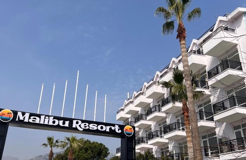 Kiris Hotel | Malibu resort hotel