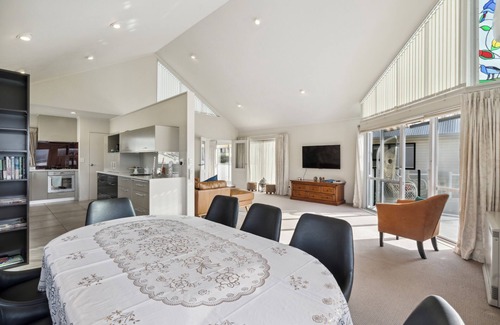 Mana House | Mana Magic - Porirua Waterfront Holiday Home