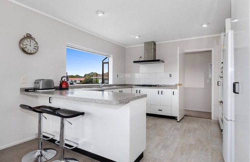 One Tree Point House | Manaia View - One Tree Point Holiday Home