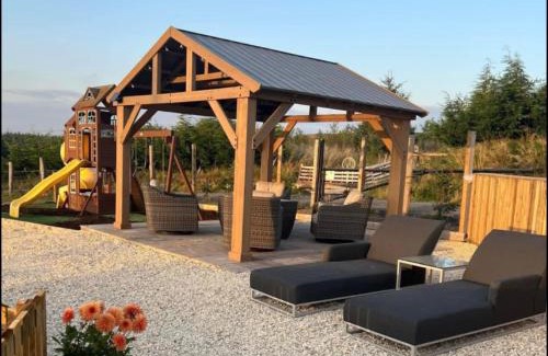 Cumnock Apartment | Maneight Luxury Lodge with hot tub