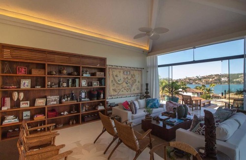 Village da Ferradura Villa | Mansão Imponente com Seis Suítes a 1min das Areias Praia da Ferradura Por Luxury Rentals