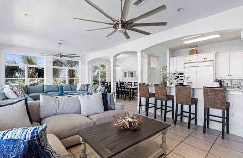 Holiday Isle House | Mansion, Boat Slips, Tiki Cruise Incl | Sun Kissed