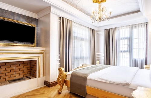 Beylerbeyi Villa | Mansion w Bosphorus View with Balcony and Garden