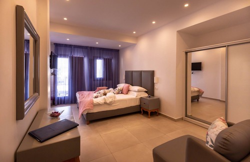 Kamari Hotel | Mar n Mar Crown Hotel and Suites