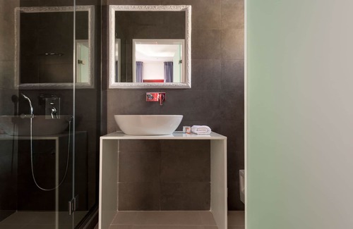 Kamari Hotel | Mar n Mar Crown Hotel and Suites