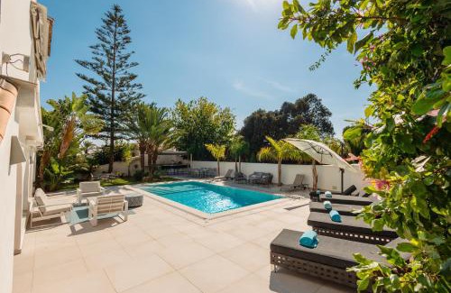 Urbanizacion Costabella House | Marbella, Costabella - Beachfront Villa with Heated Pool