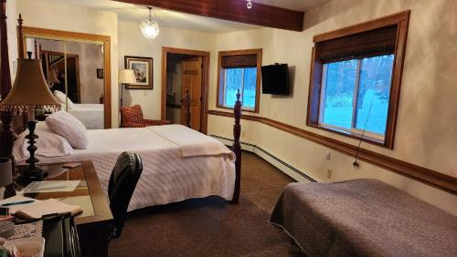 Campbell Park Bed & Breakfast | Maria's Creekside B&B