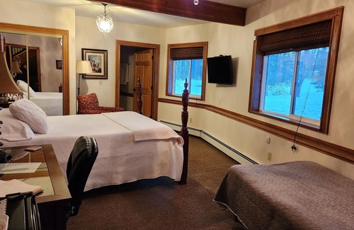 Campbell Park Bed & Breakfast | Maria's Creekside B&B