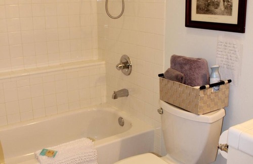 Campbell Park Bed & Breakfast | Maria's Creekside B&B