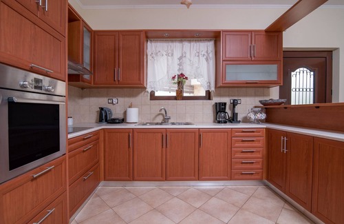 Elos House | Marika Traditional Home is situated in Élos with mountain views.