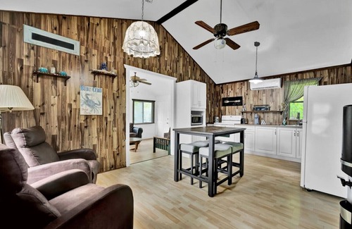 Notre-Dame-de-Pontmain Cottage | Marina cottage waterfront