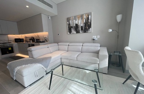 Jebel Ali Apartment | Marina Gem: Chic & Comfy, Balcony, 10min to Beach