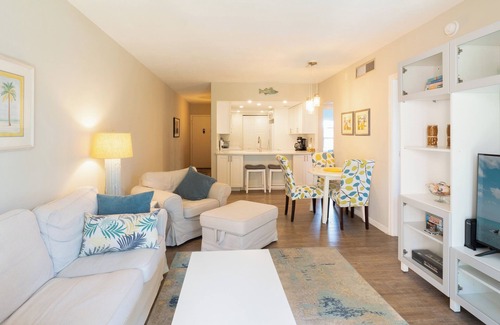 Marco Island Condo | Mariner Unit 3 #105 Charming 2-Bedroom Condo with Heated Pool – Perfect Monthly Retreat