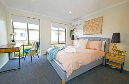 Ringwood House | Maroondah 3BR Brick Entire Home Free Wi-Fi Parking