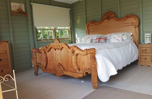 New Holland Cabin | Marshland Alpacas Glamping Lodge