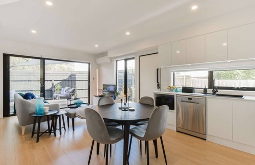 Capel Sound House | Martini Manor - Gorgeous 3 bedroom Townhouse walking distance to beach - 4pm check out on Sundays*