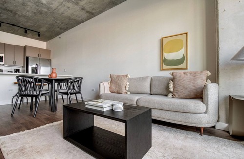 Killgubbin Apartment | Marvelous River North 1BR, nr Riverwalk, w/Yoga Studio, by Blueground