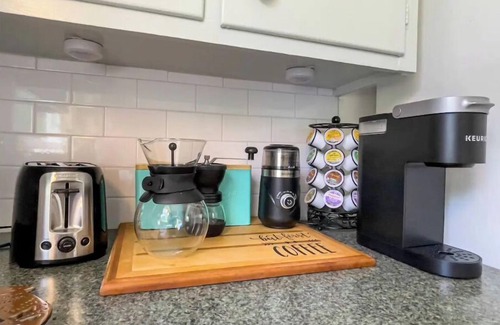 Warrenton Cottage | Mary's Place ❤ Bright 3BR with deck/private yard