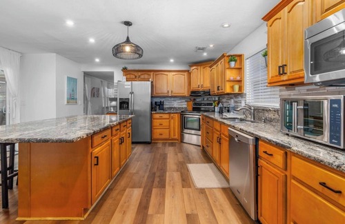 Bradenton House | Massive 5 Bedroom - All Suites, w 6 Baths Hot Tub