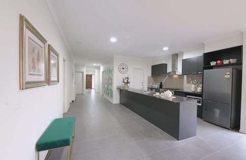 Williams Landing House | Massive 9BRM Rental House for big group in Melbourne