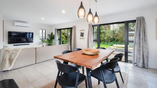 Matakana House | Matakana Village Central - Modern Holiday Home