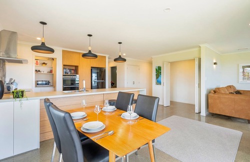 Waikanae House | Matenga Townhouse - Waikanae Holiday Home