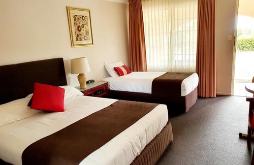 Warwick Hotel | McNevins Warwick Motel