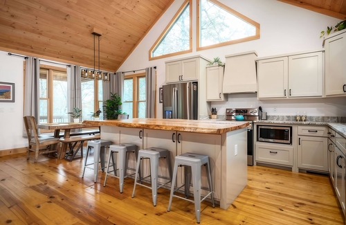McCaysville Cabin | McStay in McCay - Charming 4-bed cabin w/outdoor fireplace and large jacuzzi!