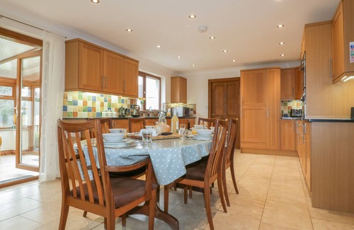 Goonhavern Cottage | MEADOWSIDE, family friendly, with hot tub in Goonhavern