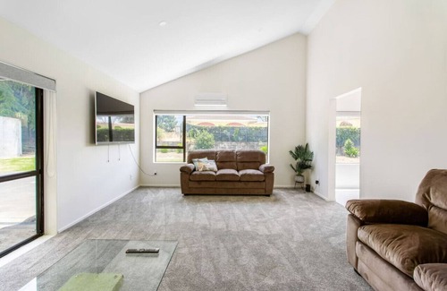 Waiau Pa House | Meadowview Retreat is only 5 mins to beach