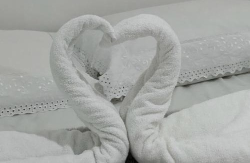 Praia do Morro Apartment | MELHOR ESCOLHA - 2 Quartos com AR CONDICIONADOS SPLIT, Air Fryer, Wi-Fi, Disney Plus, Star Plus, HBO Max, Cadeiras de Praia, Caixa Térmica - 7 pessoas - Localização Nobre - CONFORTO Máximo!