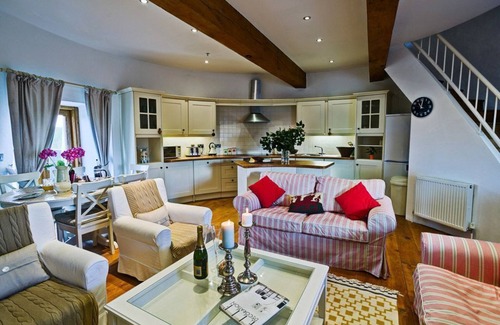 Bodorgan Apartment | Melin Y Bont - a dog that sleeps 6 guests in 3 bedrooms