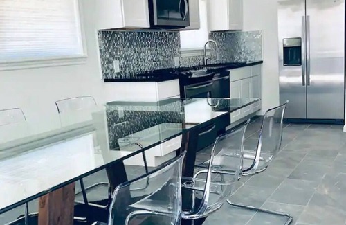 Memorial Apartment | Memorial City/City Centre King Bed Guest Apartment