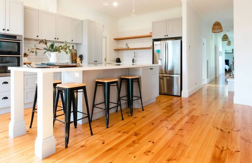 Flinders House | Mendi-Moke - Renovated beach house walking distance to beach, shops and restaurants