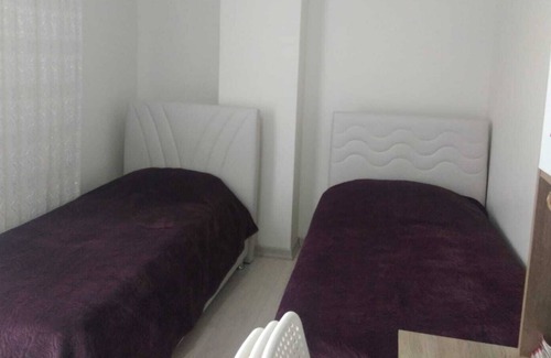 Kucukcekmece Apartment | Merkezi konumda çarşının tam üstünde ulaşımı kolay modern daire