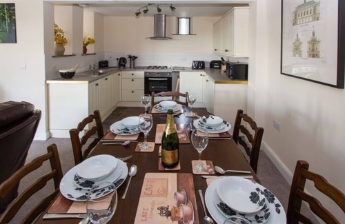 Llandovery House | Merlin Cottages: 4* Merlin Barn, Games Room, Sleeps 5
