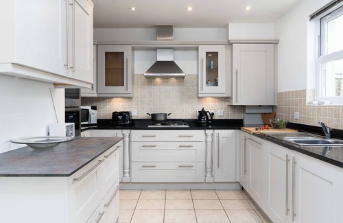Lelant House | Merlins - Saltings Reach, Lelant - Sleeps 10 - Parking for Two Cars - Dog Friendly