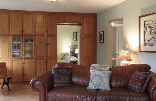 Powell River House | Merry Berry Hideaway, central and private.