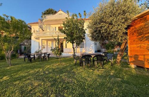 Kruje House | Meti guest house wooden room