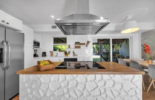 North Miami House | Miami Love&Peace Zen Oasis-Pool- Basketball Hoop