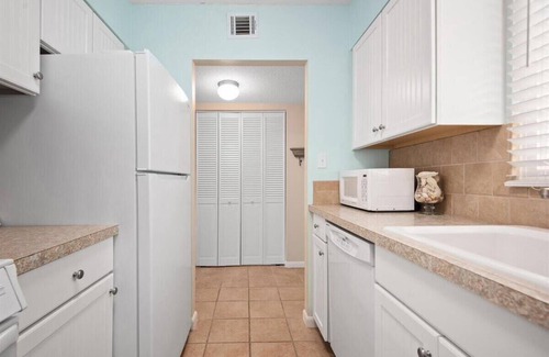 Midtown Ocean City Condo | Mid Town Wight Bay Condo with Outdoor Pool!