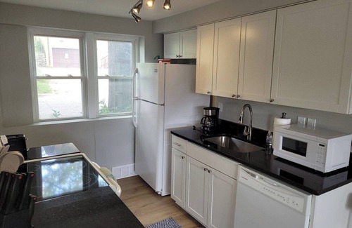 Joslyn Castle Apartment | Midtown Base, Near Blackstone & Dundee