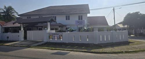 Kampung Bakau Tinggi House | Mika Stay